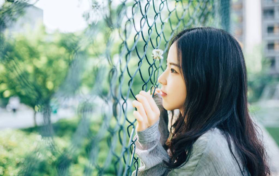 “好了，这些东西无须解释，我也没理由去吃一个死人的醋。”吕布点点头，人都是自己的了，跟了自己这么些年，难道还担心小乔因为一个死人做出什么蠢事？若真是那样，那也就没有存在的必要了。